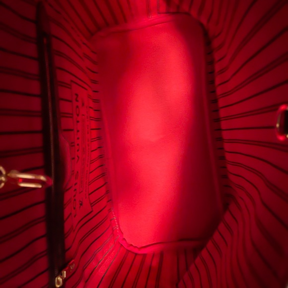 Louis Vuitton - Picture 2 of 3